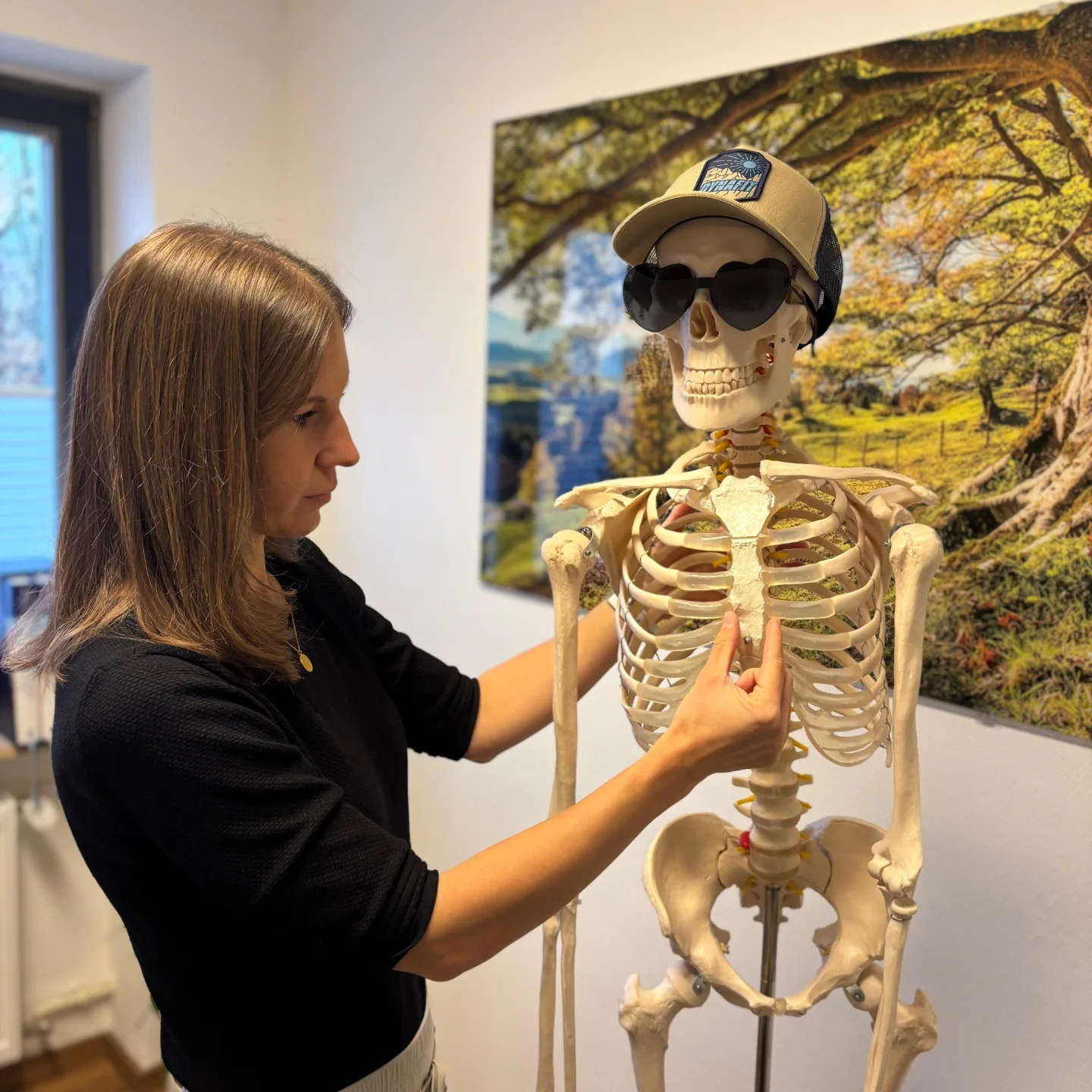 Michaela Pöschl erklärt etwas an einem Skelett